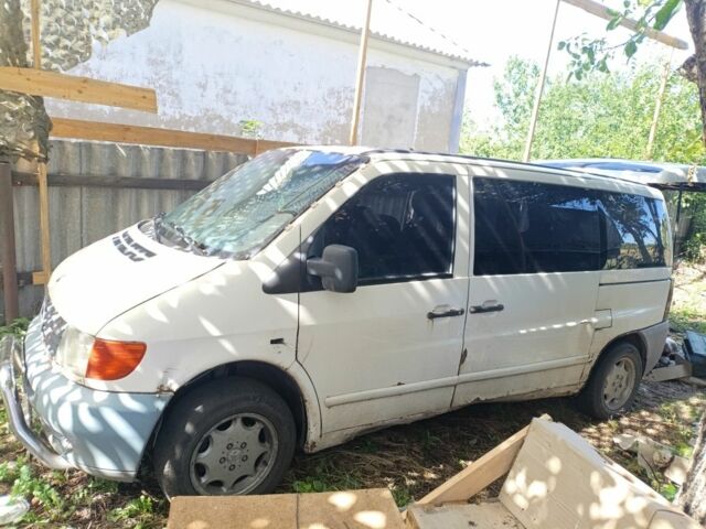 Белый Мерседес Вито, объемом двигателя 0 л и пробегом 300 тыс. км за 2000 $, фото 3 на Automoto.ua