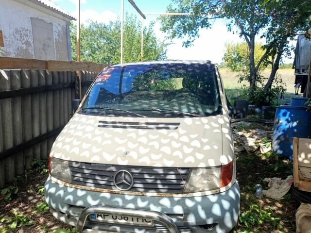 Белый Мерседес Вито, объемом двигателя 0 л и пробегом 300 тыс. км за 2000 $, фото 2 на Automoto.ua