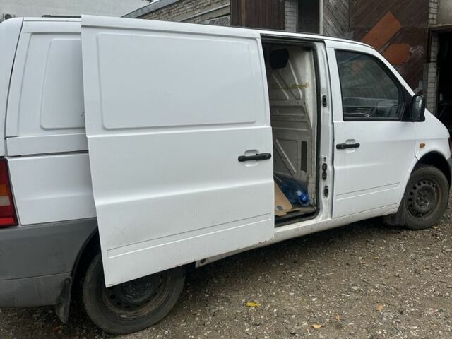 Белый Мерседес Вито, объемом двигателя 2.2 л и пробегом 350 тыс. км за 3300 $, фото 2 на Automoto.ua