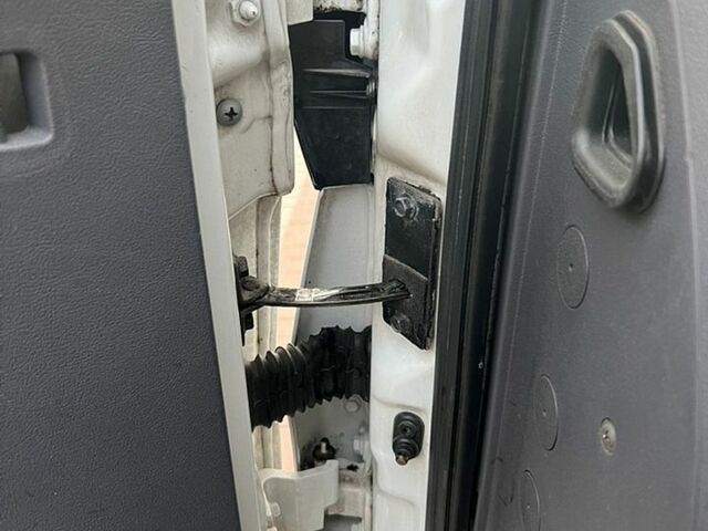 Белый Мерседес Вито, объемом двигателя 2.3 л и пробегом 178 тыс. км за 5500 $, фото 10 на Automoto.ua