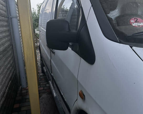 Білий Мерседес Віто, об'ємом двигуна 2.2 л та пробігом 400 тис. км за 2300 $, фото 4 на Automoto.ua