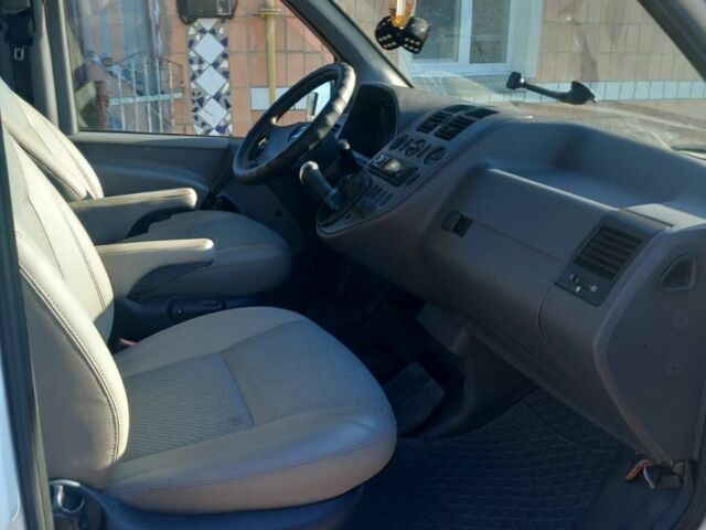 Белый Мерседес Вито, объемом двигателя 2.2 л и пробегом 360 тыс. км за 5000 $, фото 7 на Automoto.ua