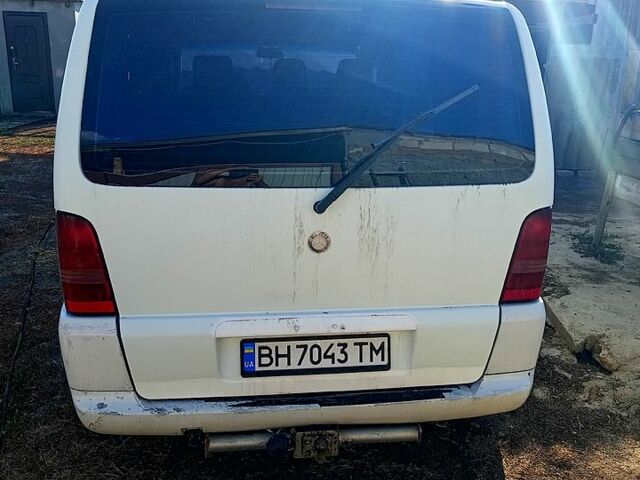 Белый Мерседес Вито, объемом двигателя 2.3 л и пробегом 300 тыс. км за 4270 $, фото 5 на Automoto.ua