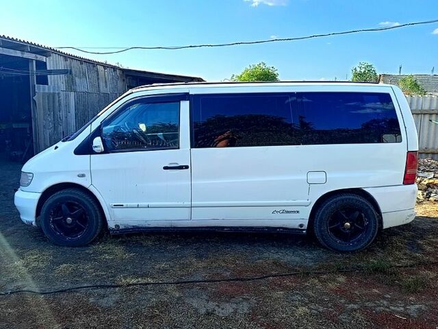 Белый Мерседес Вито, объемом двигателя 2.3 л и пробегом 300 тыс. км за 4270 $, фото 6 на Automoto.ua