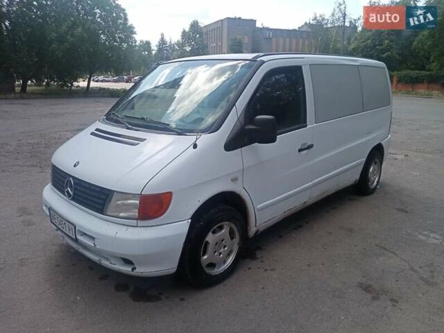 Белый Мерседес Вито, объемом двигателя 2.2 л и пробегом 475 тыс. км за 3800 $, фото 1 на Automoto.ua
