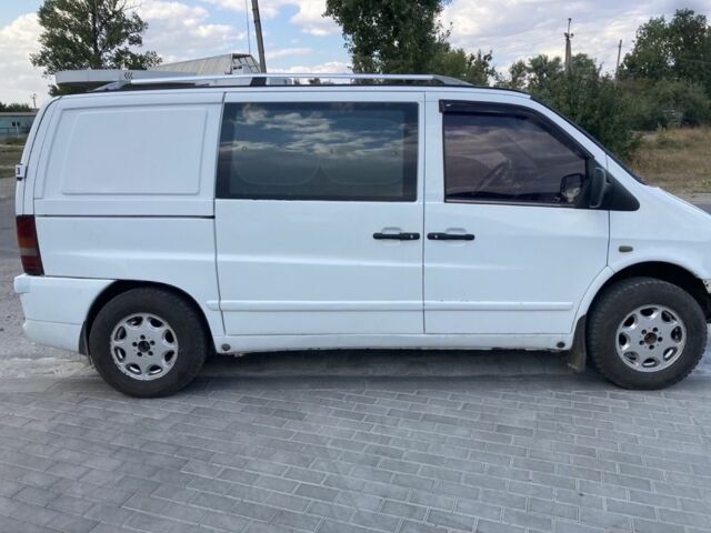 Белый Мерседес Вито, объемом двигателя 2.2 л и пробегом 469 тыс. км за 4000 $, фото 4 на Automoto.ua