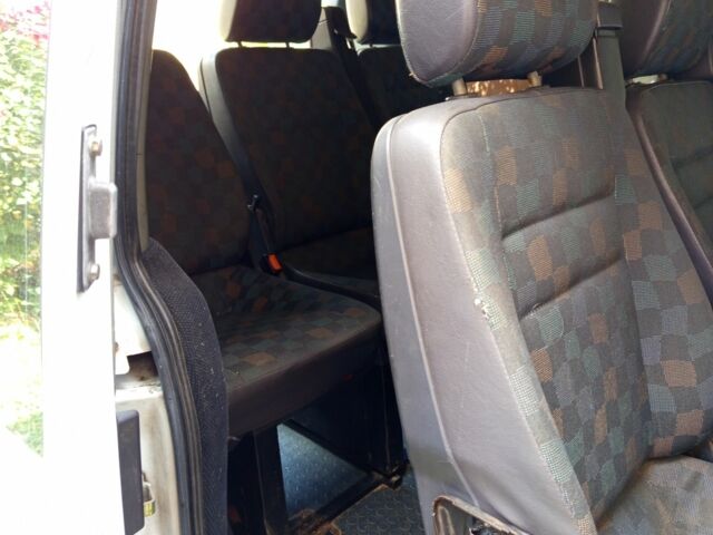 Белый Мерседес Вито, объемом двигателя 2.3 л и пробегом 2 тыс. км за 2700 $, фото 4 на Automoto.ua