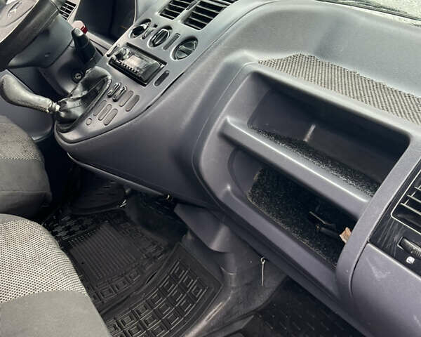 Белый Мерседес Вито, объемом двигателя 2.2 л и пробегом 500 тыс. км за 4700 $, фото 6 на Automoto.ua