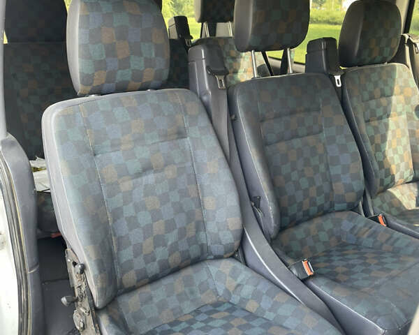 Белый Мерседес Вито, объемом двигателя 2.15 л и пробегом 357 тыс. км за 4950 $, фото 8 на Automoto.ua