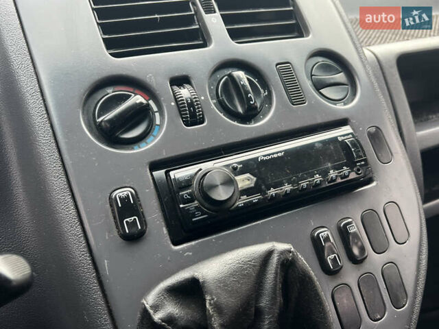 Белый Мерседес Вито, объемом двигателя 2.2 л и пробегом 500 тыс. км за 4700 $, фото 7 на Automoto.ua