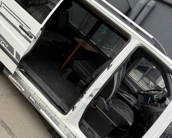 Белый Мерседес Вито, объемом двигателя 2.15 л и пробегом 300 тыс. км за 4199 $, фото 13 на Automoto.ua