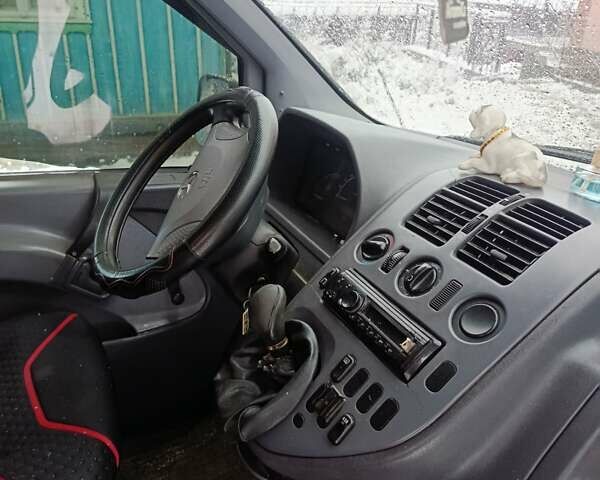 Белый Мерседес Вито, объемом двигателя 2.2 л и пробегом 345 тыс. км за 5200 $, фото 15 на Automoto.ua