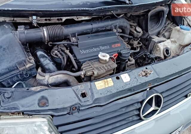 Белый Мерседес Вито, объемом двигателя 2.2 л и пробегом 300 тыс. км за 3750 $, фото 62 на Automoto.ua