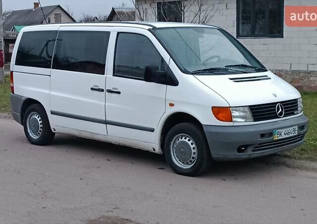 Белый Мерседес Вито, объемом двигателя 2.2 л и пробегом 300 тыс. км за 3750 $, фото 3 на Automoto.ua