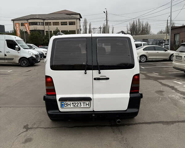 Белый Мерседес Вито, объемом двигателя 2.15 л и пробегом 300 тыс. км за 4199 $, фото 8 на Automoto.ua