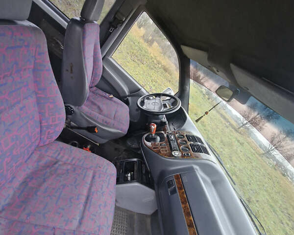 Белый Мерседес Вито, объемом двигателя 2.15 л и пробегом 350 тыс. км за 3000 $, фото 9 на Automoto.ua