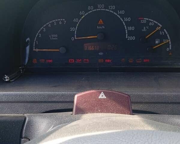 Белый Мерседес Вито, объемом двигателя 2.2 л и пробегом 316 тыс. км за 4000 $, фото 1 на Automoto.ua