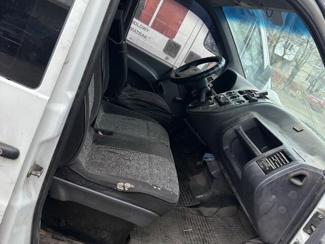 Белый Мерседес Вито, объемом двигателя 2.2 л и пробегом 333 тыс. км за 2200 $, фото 4 на Automoto.ua