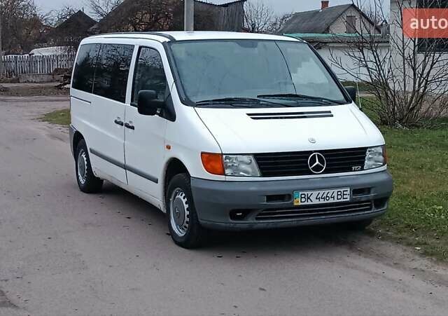 Белый Мерседес Вито, объемом двигателя 2.2 л и пробегом 300 тыс. км за 3750 $, фото 2 на Automoto.ua