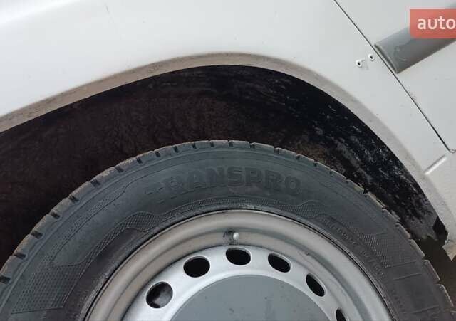 Белый Мерседес Вито, объемом двигателя 2.2 л и пробегом 300 тыс. км за 3750 $, фото 44 на Automoto.ua