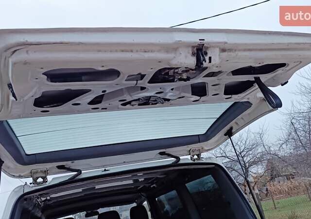 Белый Мерседес Вито, объемом двигателя 2.2 л и пробегом 300 тыс. км за 3750 $, фото 51 на Automoto.ua