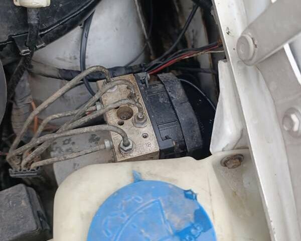 Белый Мерседес Вито, объемом двигателя 2.15 л и пробегом 370 тыс. км за 5700 $, фото 1 на Automoto.ua