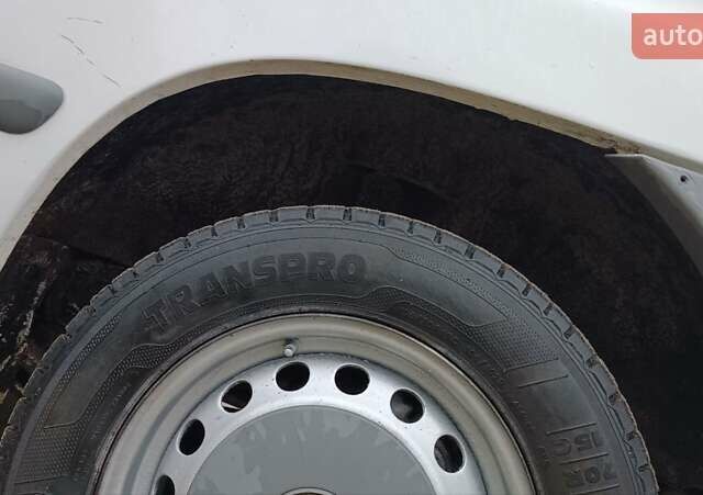 Белый Мерседес Вито, объемом двигателя 2.2 л и пробегом 300 тыс. км за 3750 $, фото 42 на Automoto.ua