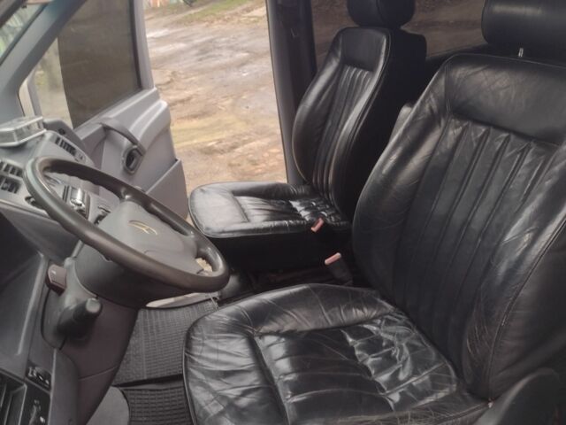 Белый Мерседес Вито, объемом двигателя 2.1 л и пробегом 365 тыс. км за 5000 $, фото 12 на Automoto.ua