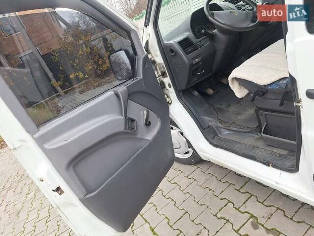 Белый Мерседес Вито, объемом двигателя 2.2 л и пробегом 333 тыс. км за 3700 $, фото 24 на Automoto.ua