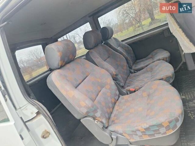 Белый Мерседес Вито, объемом двигателя 2.2 л и пробегом 333 тыс. км за 3700 $, фото 18 на Automoto.ua