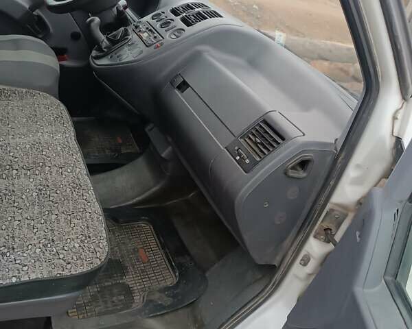 Белый Мерседес Вито, объемом двигателя 2.2 л и пробегом 520 тыс. км за 4800 $, фото 4 на Automoto.ua