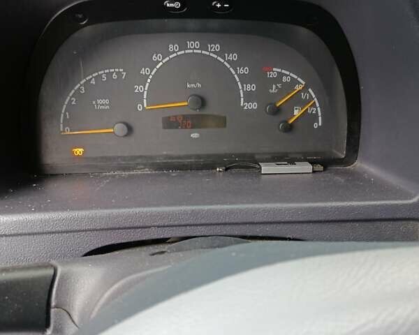 Белый Мерседес Вито, объемом двигателя 2.2 л и пробегом 345 тыс. км за 5200 $, фото 12 на Automoto.ua