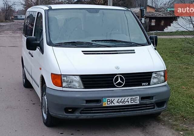 Белый Мерседес Вито, объемом двигателя 2.2 л и пробегом 300 тыс. км за 3750 $, фото 4 на Automoto.ua