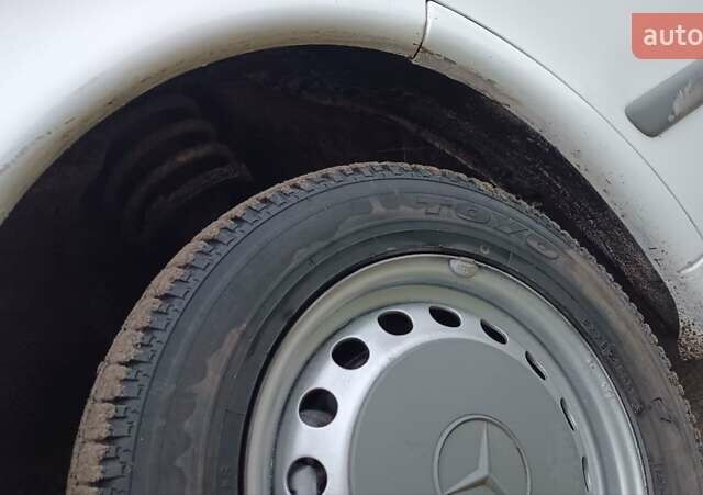 Белый Мерседес Вито, объемом двигателя 2.2 л и пробегом 300 тыс. км за 3750 $, фото 40 на Automoto.ua