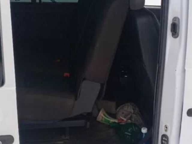 Белый Мерседес Вито, объемом двигателя 2.15 л и пробегом 288 тыс. км за 3000 $, фото 6 на Automoto.ua