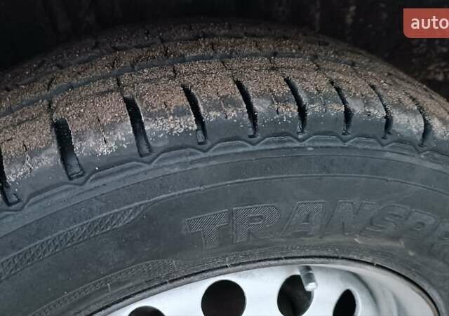 Белый Мерседес Вито, объемом двигателя 2.2 л и пробегом 300 тыс. км за 3750 $, фото 36 на Automoto.ua