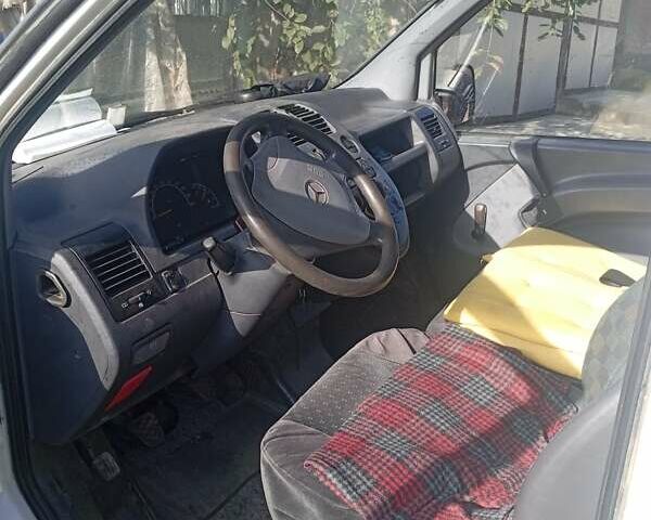 Белый Мерседес Вито, объемом двигателя 2.2 л и пробегом 316 тыс. км за 4000 $, фото 4 на Automoto.ua