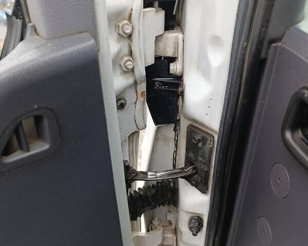 Белый Мерседес Вито, объемом двигателя 2.15 л и пробегом 370 тыс. км за 5700 $, фото 19 на Automoto.ua