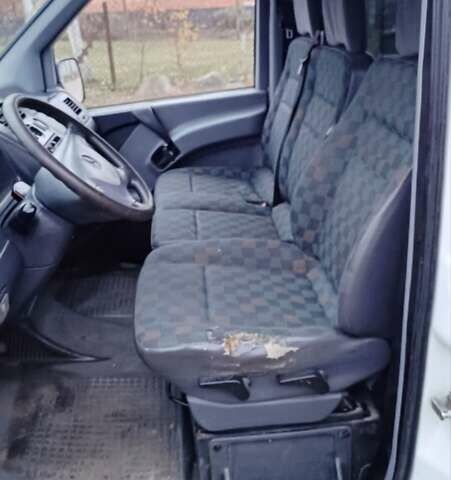 Белый Мерседес Вито, объемом двигателя 2.2 л и пробегом 300 тыс. км за 3750 $, фото 58 на Automoto.ua