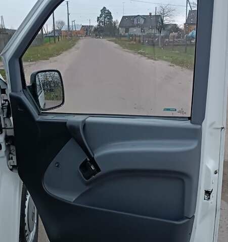 Белый Мерседес Вито, объемом двигателя 2.2 л и пробегом 300 тыс. км за 3750 $, фото 43 на Automoto.ua