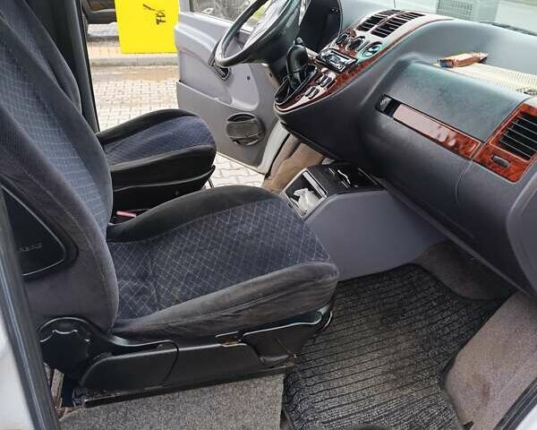 Белый Мерседес Вито, объемом двигателя 2.15 л и пробегом 370 тыс. км за 5700 $, фото 11 на Automoto.ua