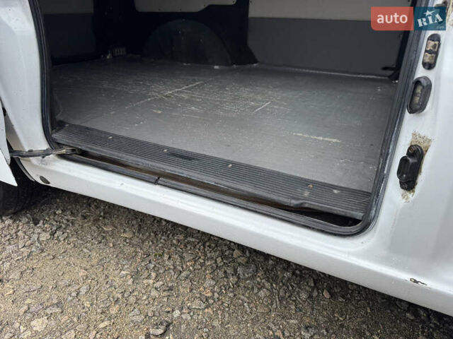 Білий Мерседес Віто, об'ємом двигуна 2.2 л та пробігом 400 тис. км за 5000 $, фото 14 на Automoto.ua