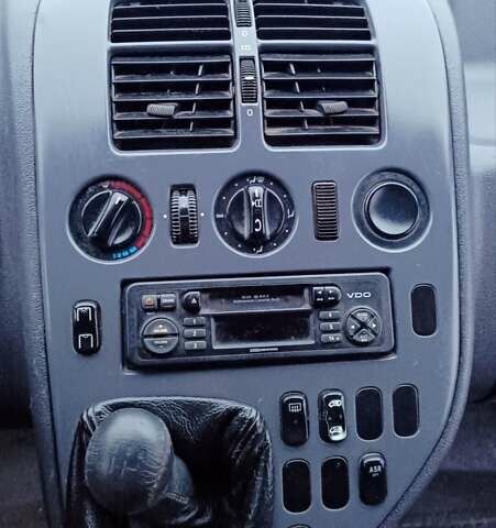 Белый Мерседес Вито, объемом двигателя 2.2 л и пробегом 300 тыс. км за 3750 $, фото 70 на Automoto.ua