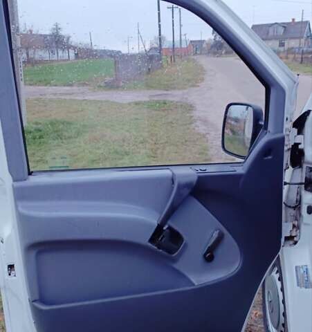 Белый Мерседес Вито, объемом двигателя 2.2 л и пробегом 300 тыс. км за 3750 $, фото 56 на Automoto.ua