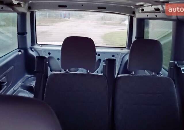 Белый Мерседес Вито, объемом двигателя 2.2 л и пробегом 300 тыс. км за 3750 $, фото 61 на Automoto.ua