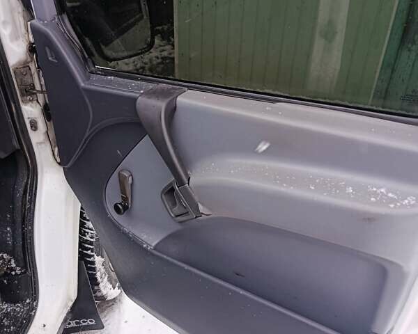 Белый Мерседес Вито, объемом двигателя 2.2 л и пробегом 345 тыс. км за 5200 $, фото 14 на Automoto.ua