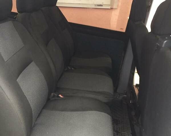 Белый Мерседес Вито, объемом двигателя 2.2 л и пробегом 320 тыс. км за 4500 $, фото 6 на Automoto.ua