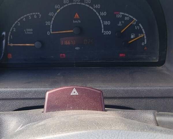 Белый Мерседес Вито, объемом двигателя 2.2 л и пробегом 316 тыс. км за 4000 $, фото 2 на Automoto.ua