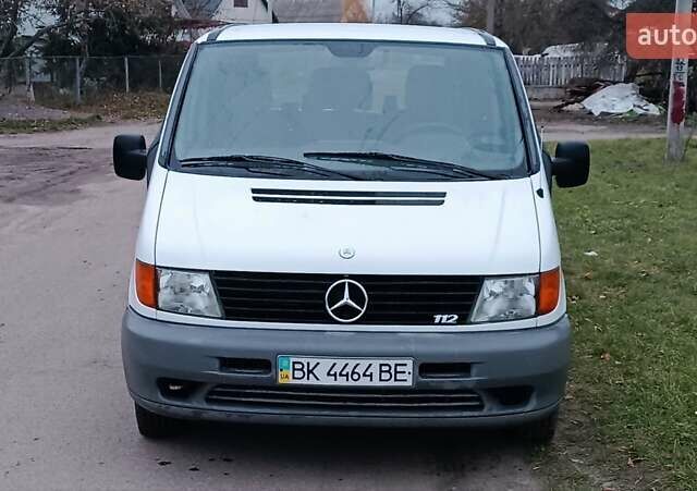 Белый Мерседес Вито, объемом двигателя 2.2 л и пробегом 300 тыс. км за 3750 $, фото 1 на Automoto.ua