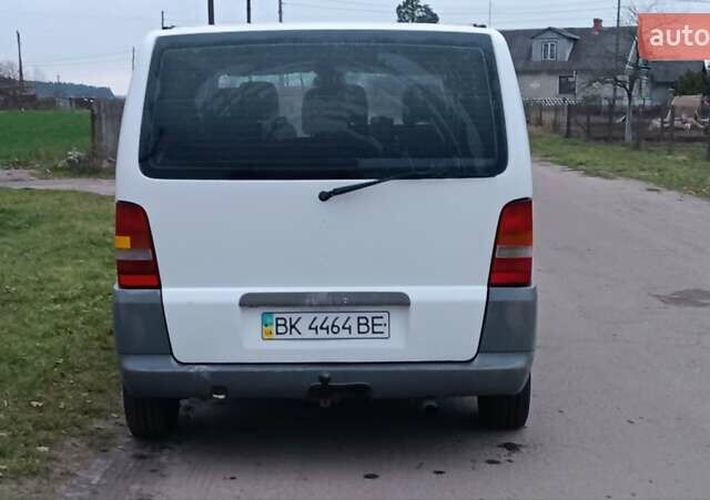 Белый Мерседес Вито, объемом двигателя 2.2 л и пробегом 300 тыс. км за 3750 $, фото 9 на Automoto.ua